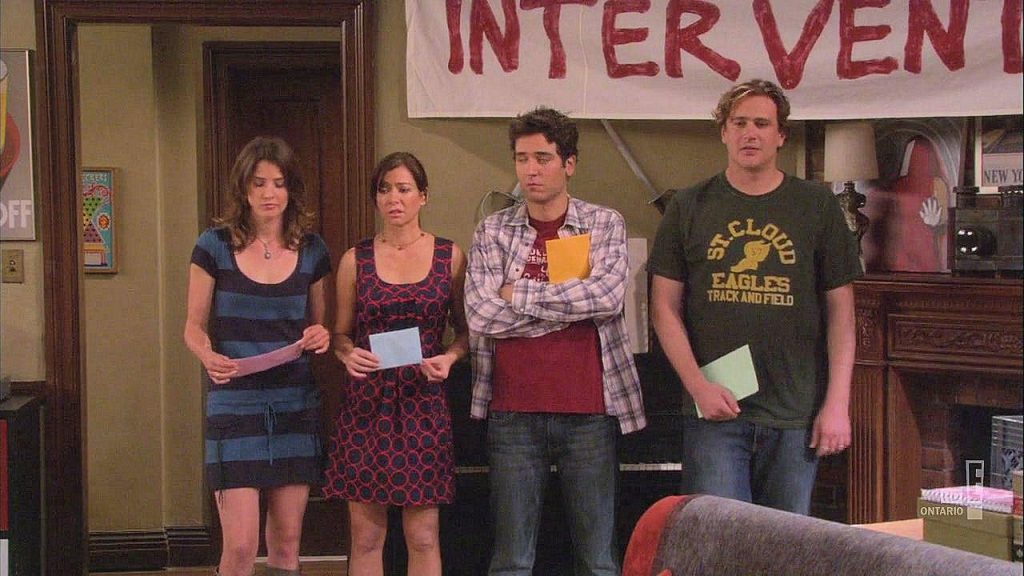 Robin, Lily, Ted e Marshall fazendo uma “intervenção” para Barney, uma ação tradicional entre os amigos quando a maioria do grupo decide que um deles está passando dos limites e tomando atitudes equivocadas.