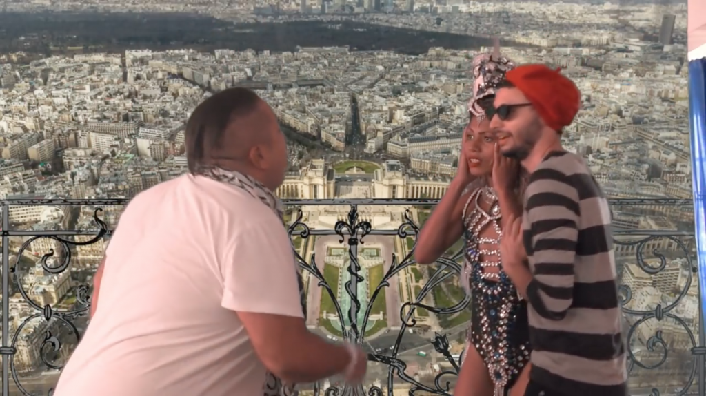 O atrack no topo da Torre Eiffel