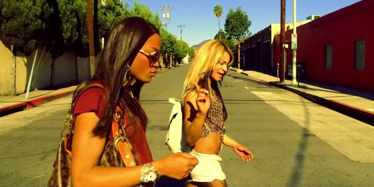 Alexandra (Mya Taylor) e Sin-Dee Rella (Kitana Kiki Rodriguez) em Tangerine