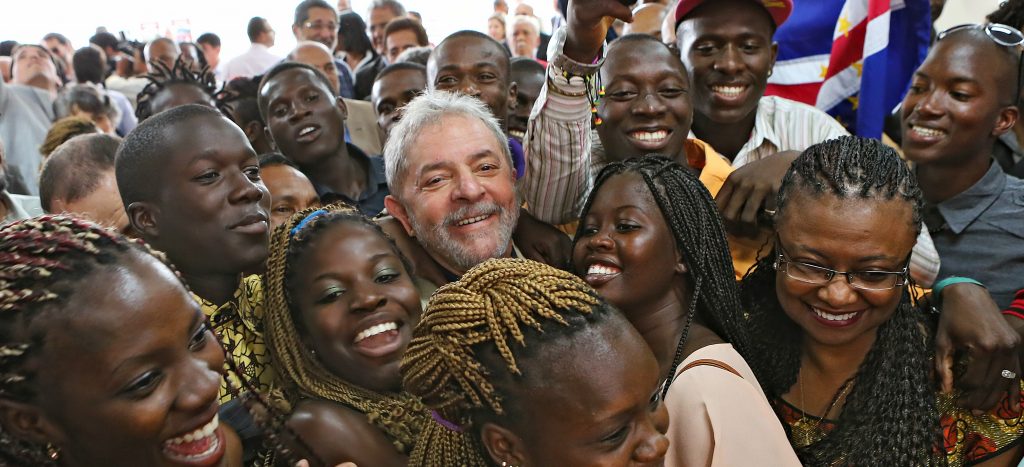 Lula, presidente do povo, em plongée e grande angular, retrato característico do fotógrafo presidencial Ricardo Stuckert
